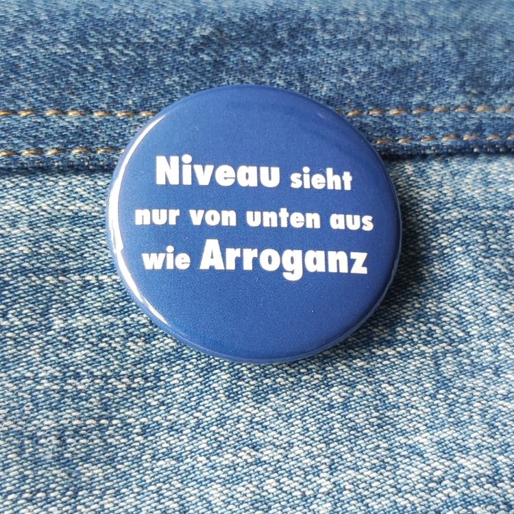 Ansteckbutton Niveau sieht nur von unten aus wie Arroganz. auf Jeans